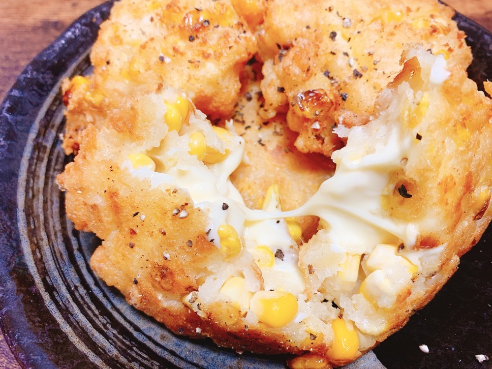 キンキンに冷えたビールに合う!絶品「とろ〜りチーズのコーンかき揚げ」【“クックパッド芸人”藤井21のソロ飯】