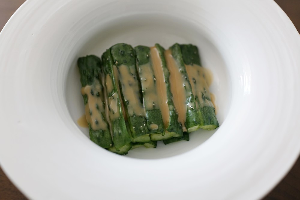 ひと手間で新食感!シャキシャキ&コリコリの「きゅうりの胡麻だれ和え」【中国の簡単おいしい家庭料理 Vol.8】