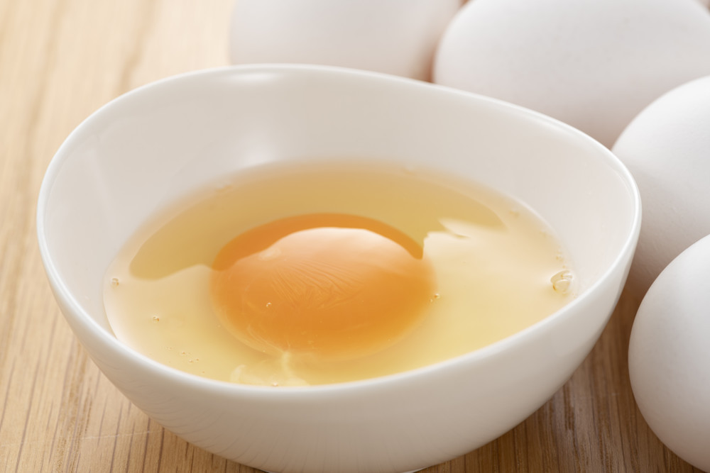 裏ワザ 卵 を割る瞬間にアレをすれば 殻 が入りづらくなる クックパッドニュース 裏ワザ 卵 を割る瞬間にアレをすれば 殻 が入りづらくなる クックパッドニュース