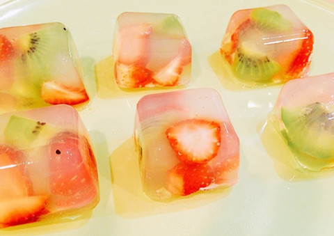 ひと口サイズで食べやすい かわいい 製氷皿ゼリー を作っちゃおう クックパッドニュース