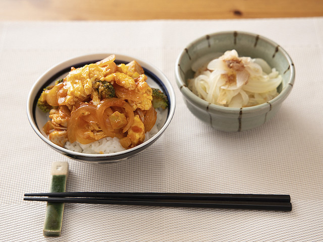 あっさりなのに味わい深い!「トマト親子丼」の簡単減塩献立
