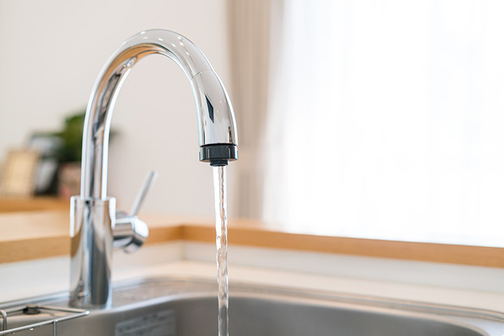 在宅時間が増えた今年は要注意!夏本番に備える「水道・電気代」の節約方法