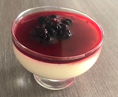ベリーソースたっぷりでオトナ味♪「セモリナプリン」が魅惑的なおいしさ【世界のクックパッドのスイーツ】