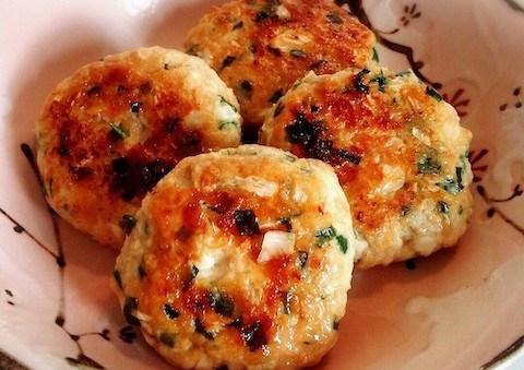 しっかり味つけでごはんパクパク 鶏の餃子バーグ の簡単献立 クックパッドニュース