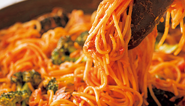 夏休みのランチにおすすめ！フライパンひとつで「お手軽カニ味パスタ