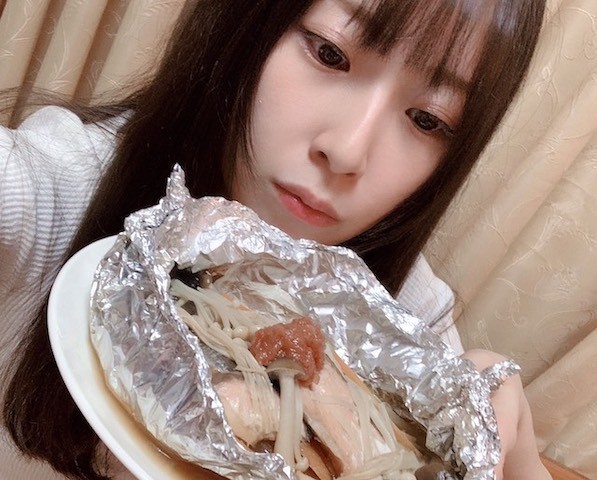 母のお弁当おかずの定番!秋の味覚たっぷり「鮭とキノコのバター蒸し焼き」【高柳明音の懐かしレシピ vol.5】