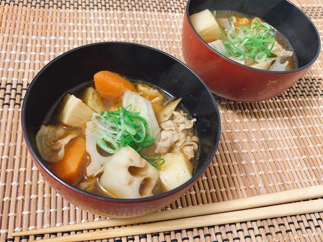 根菜もたっぷり食べられて◎体の芯からぽかぽか「ピリ辛鍋」【高柳明音の懐かしレシピ vol.6】