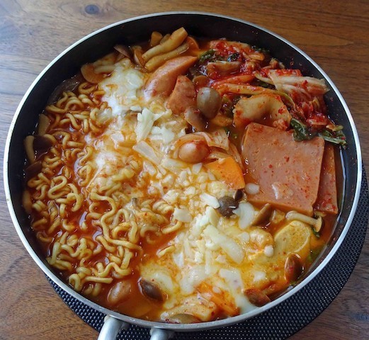 クックパッドニュース ラーメンが入って食べ応え抜群 肌寒い日は プデチゲ鍋 で温まろう 毎日新聞