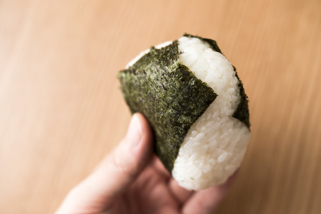 クックパッドニュース 裏ワザ おにぎりの 海苔 が噛み切りやすくなる方法を試してみた 毎日新聞