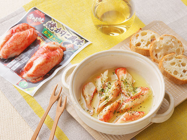 レンジで1分半!驚愕のおいしさ「カニ風味かまぼこ」のじゅわうまアヒージョ【簡単爆速おつまみVol.3】