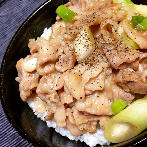 ボリューム満点!腹ペコランチにぴったりの「豚丼」5選