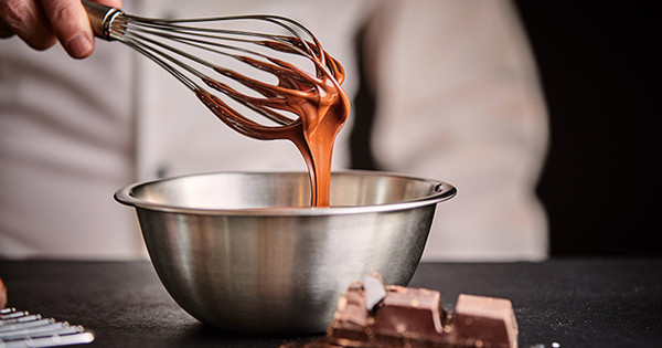 初心者さんもできる 失敗しにくい チョコレートの湯煎 のコツ クックパッドニュース