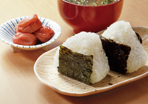 どこから食べても具が 手を汚さず 具だくさんおにぎり を握る裏ワザ クックパッドニュース
