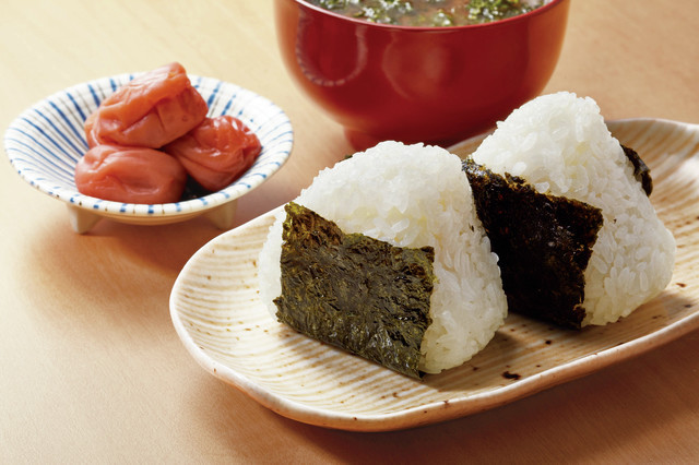 クックパッドニュース どこから食べても具が 手を汚さず 具だくさんおにぎり を握る裏ワザ 毎日新聞