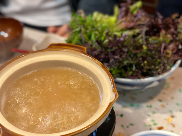 【長持ち保存法も紹介】八百屋さんおすすめ。おいしいレタスは主役になれる!鶏ガラスープで食べる「草鍋」