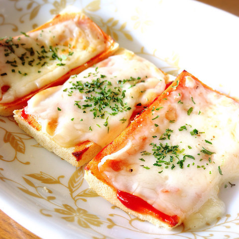 帰宅後5分で糖質オフレシピが完成!チーズがとろ〜り「高野豆腐ピザ」