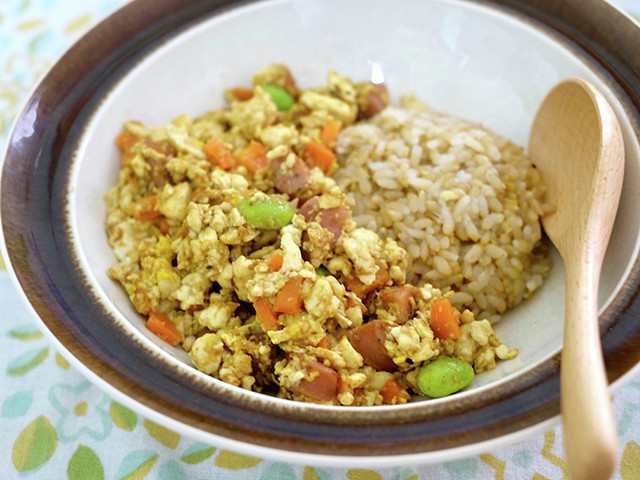 【ベチャっとしないコツあり】余り野菜の消費にも◎ごはんが進む「ドライカレー風炒り豆腐」