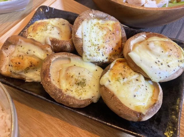 【Twitterで話題】旨味が倍増!とろ〜り熱々「しいたけのチーズ焼き」がお酒にも合う