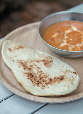 お外でも本格的!できたてが絶品「バターチキンカレーとナン」