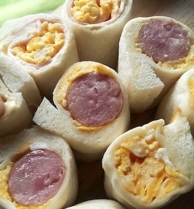 くるくる巻くだけ!片手で食べやすい「ロールサンドイッチ」