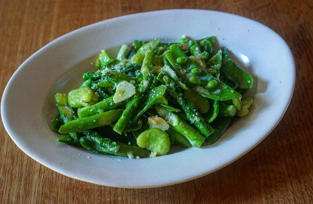 旬野菜で季節を楽しめる一品!緑色が鮮やかな「春野菜の粉チーズ炒め」
