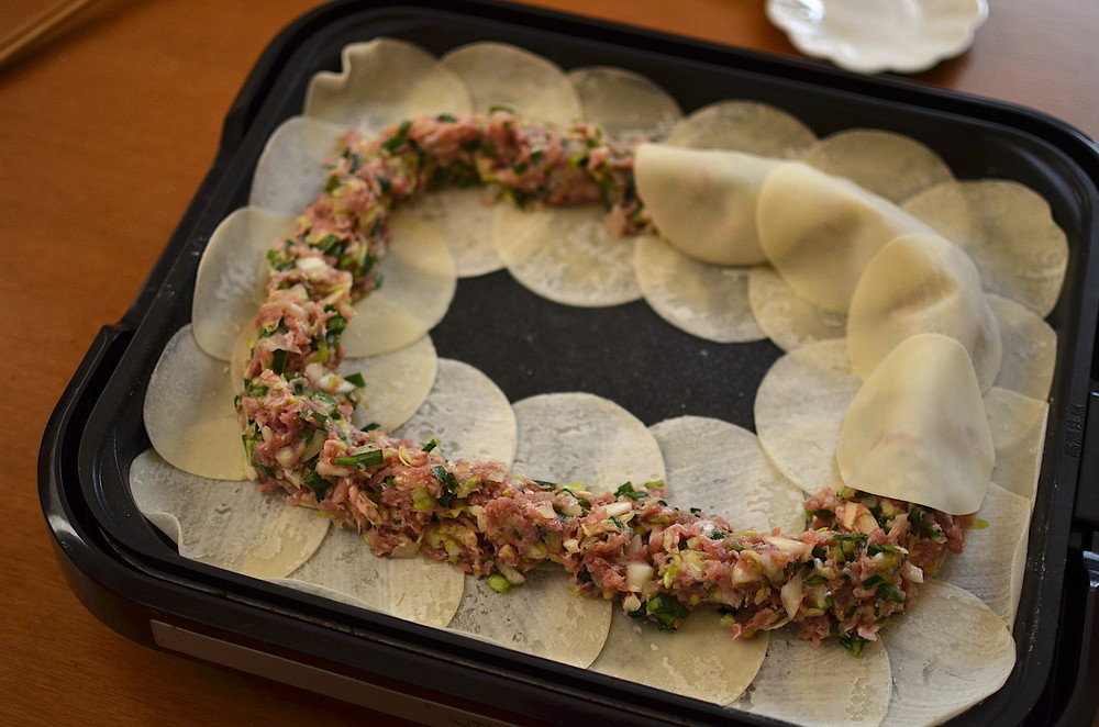 クックパッドニュース みんなでワイワイ ホットプレートで作る 包まないジャンボ餃子 が休日ごはんにおすすめ 毎日新聞