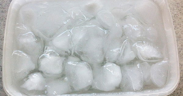 料理にもアウトドアにも使える 大きい氷 を時短で作る方法 クックパッドニュース