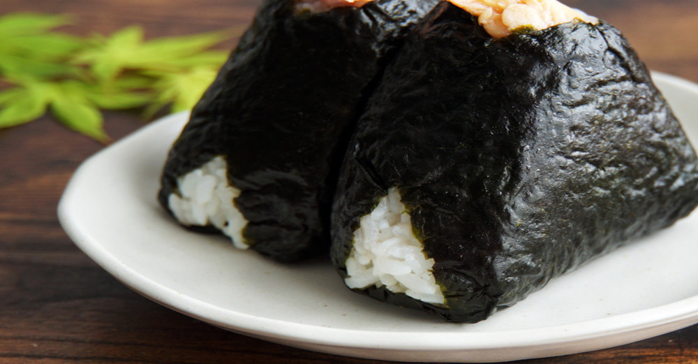 子どもでも食べやすい おにぎりの 海苔の巻き方 クックパッドニュース