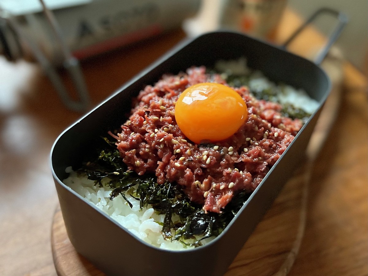 ふわふわコンビーフがやみつきに！「ユッケ風コンビーフ丼」は絶品