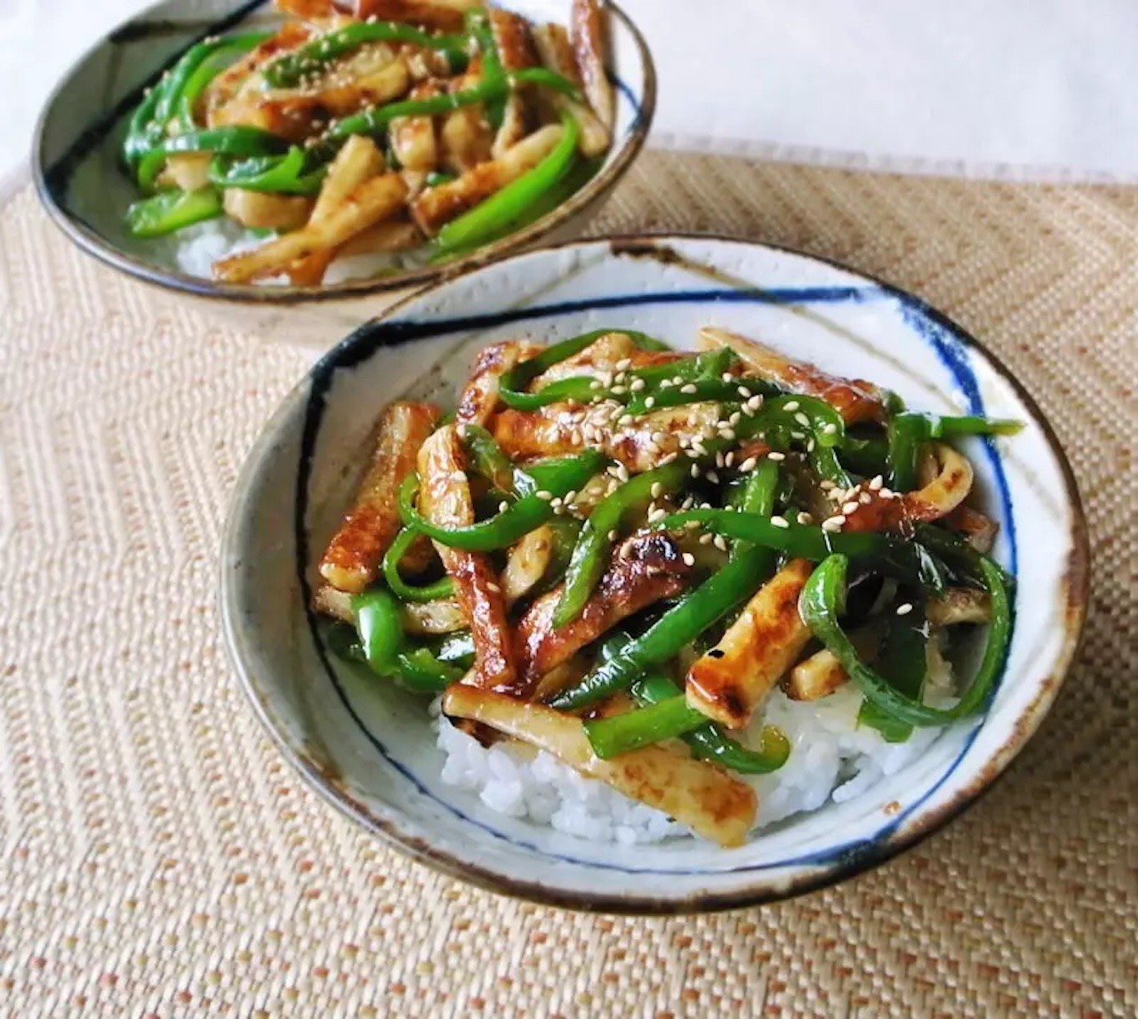 クックパッドニュース 350人が絶賛 ピーマン ちくわで作る チンジャオロース風丼 が時短ランチに 毎日新聞