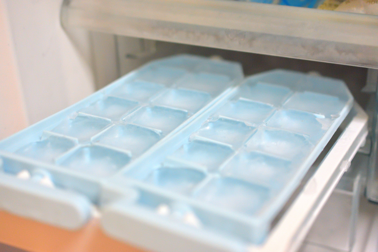 力いらずでスルッと！「製氷皿」から氷を外しやすくするワザ | クックパッドニュース