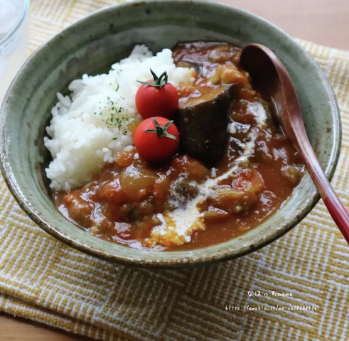 クックパッドニュース トマトたっぷり 夏バテに負けない トマトとなすの無水カレー 献立 毎日新聞