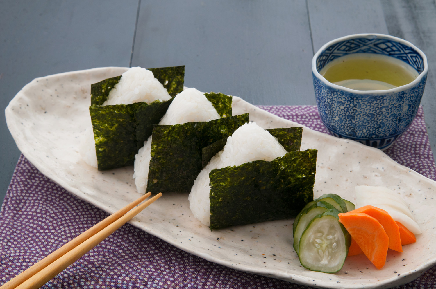 クックパッドニュース 子どもに 簡単なのに驚くほどおにぎりが食べやすくなる 海苔の巻き方 毎日新聞