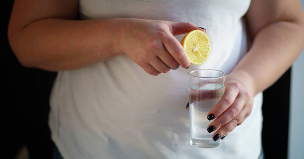 【28万人がフォロー】14キロ減量に成功した医師が解説！「朝のレモン水」がダイエットに効果的な理由 | クックパッド