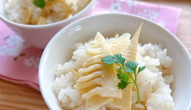今すぐ保存して！調味料たった1つで絶品「たけのこご飯」にみんなが歓喜 | クックパッドニュース