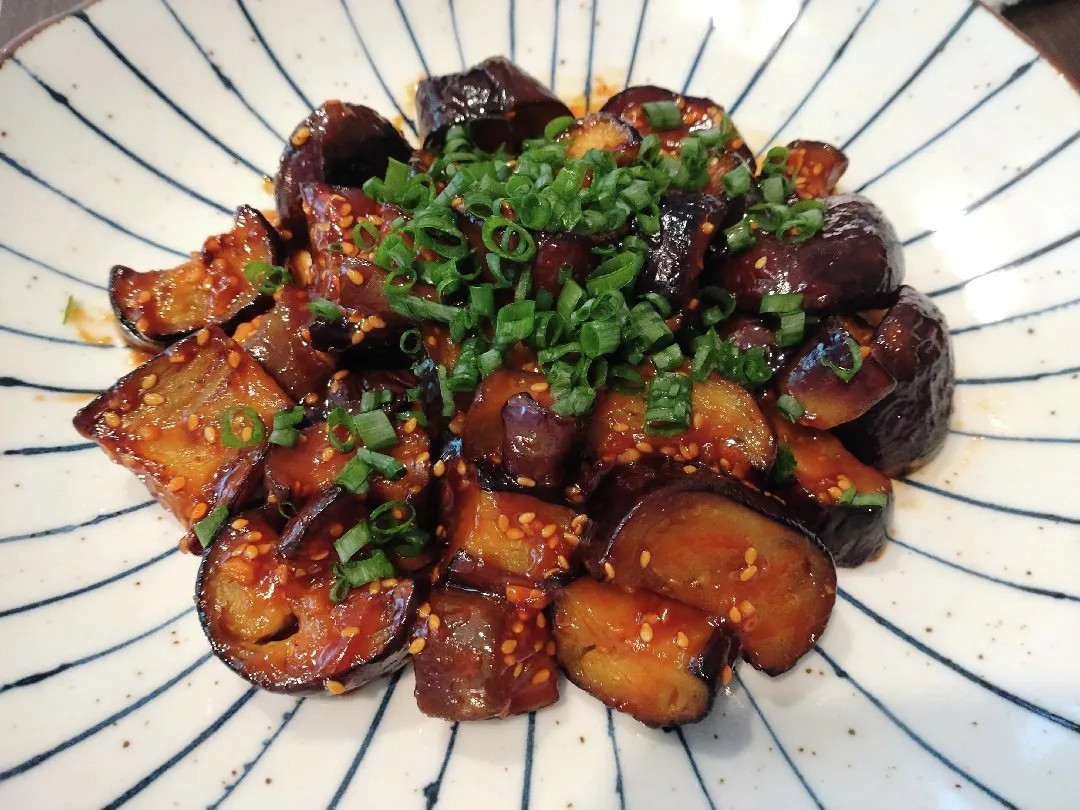 クックパッドニュース：秋は"なす"をこう食べろ！目が覚めるおいしさ「ヤンニョムなす」 | 毎日新聞