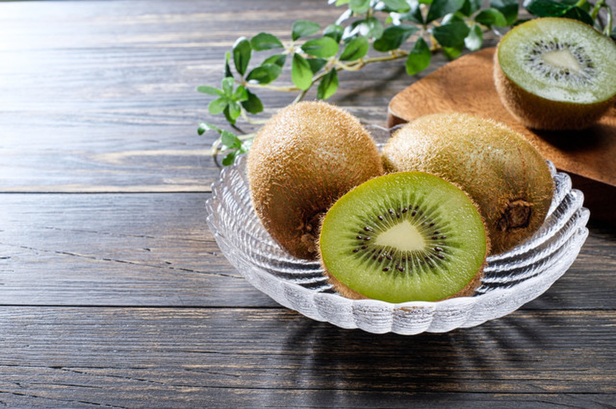 ツルン！「キウイ」の皮を簡単に剥くには◯◯が便利 | クックパッド