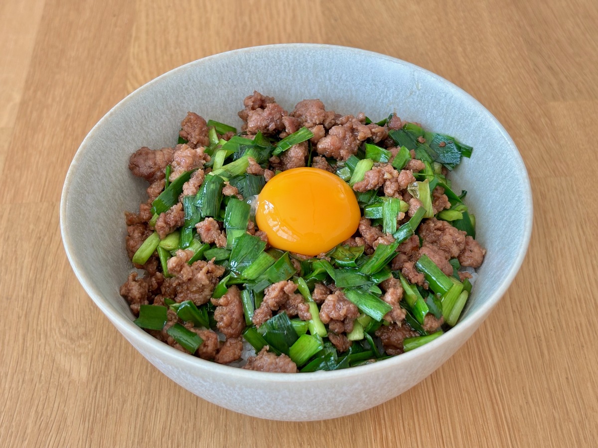 早い！安い！うまい！】パパッと作れてスタミナ満点「ニラのそぼろ丼