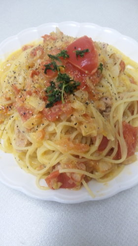ツナとたっぷりタマネギのトマトパスタ