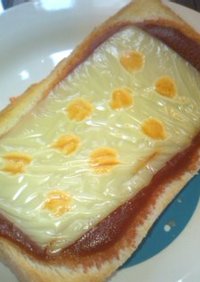 タバスコとチーズの水玉トースト♪