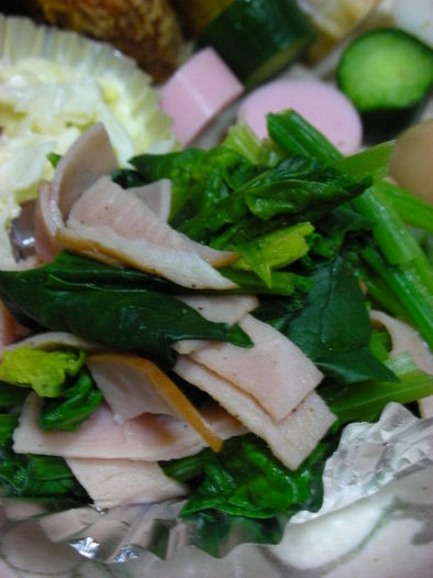 お弁当に✿ほうれん草と加工肉で簡単１品の写真