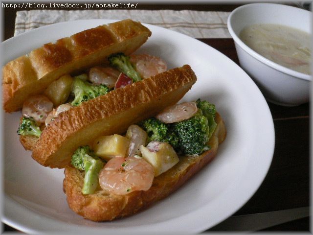 海老とブロッコリーのデリ風サンドイッチの画像