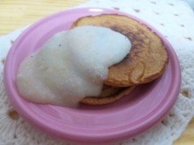 全粒粉と金ごまパンケーキ玄米クリーム添えの写真