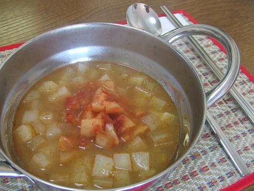 白い冬野菜の赤い韓国スープの画像
