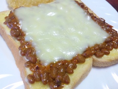 桃屋のラー油　ｄｅ　納豆チーズトーストの写真