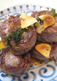 「自家製成型肉」ステーキ、米沢牛風味。