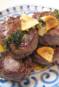 「自家製成型肉」ステーキ、米沢牛風味。