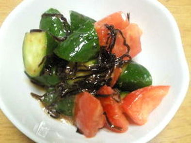 トマトときゅうりと塩昆布のサラダ～梅ドレの写真