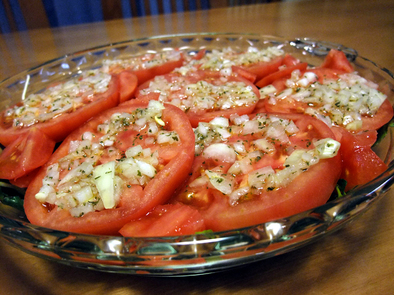 トマトがドレッシングになるサラダの写真