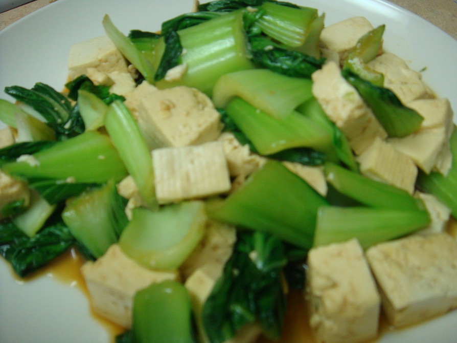 シンプルなチンゲン菜と豆腐の炒めものの画像